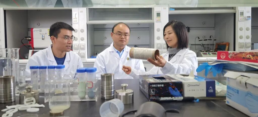 將科研論文寫(xiě)在產(chǎn)業(yè)大地上 嚴(yán)俊峰與生物基材料技術(shù)研發(fā)的創(chuàng)新實(shí)踐